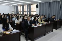 会议室里的人们 AI 生成的内容可能不正确。